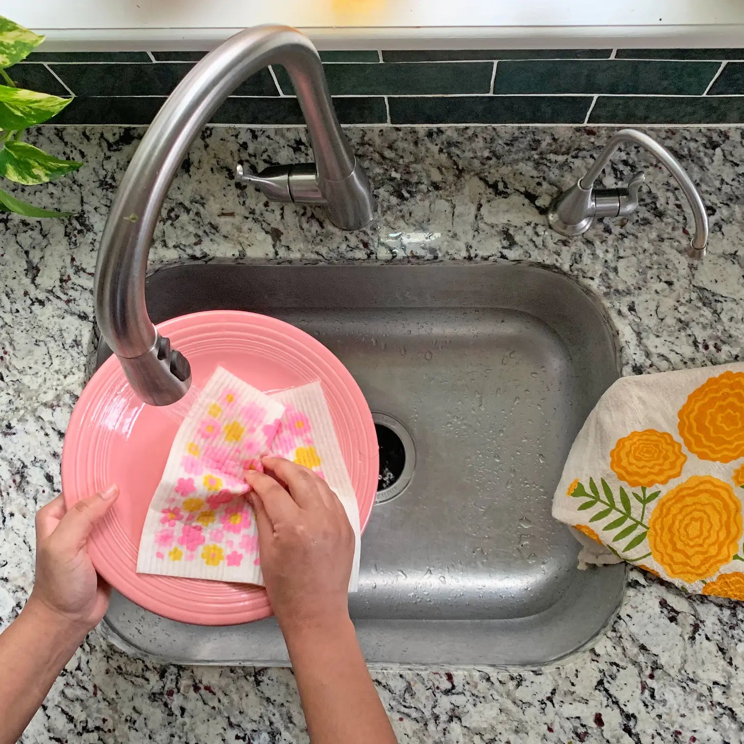 Our Marigolds tea towel is sure to freshen up your kitchen and brighten your everyday.  Made from 100% flour sack cotton, our Marigolds dish towel and will only get softer and more absorbent over the years in your kitchen. This generously sized dish towel can handle small and big tasks in the kitchen as well as household chores.