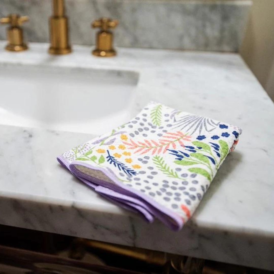 The Multi Leaf Lilac print, where the best of botanical and floral inspiration unite to bring a burst of color and freshness to your home, no matter the season!