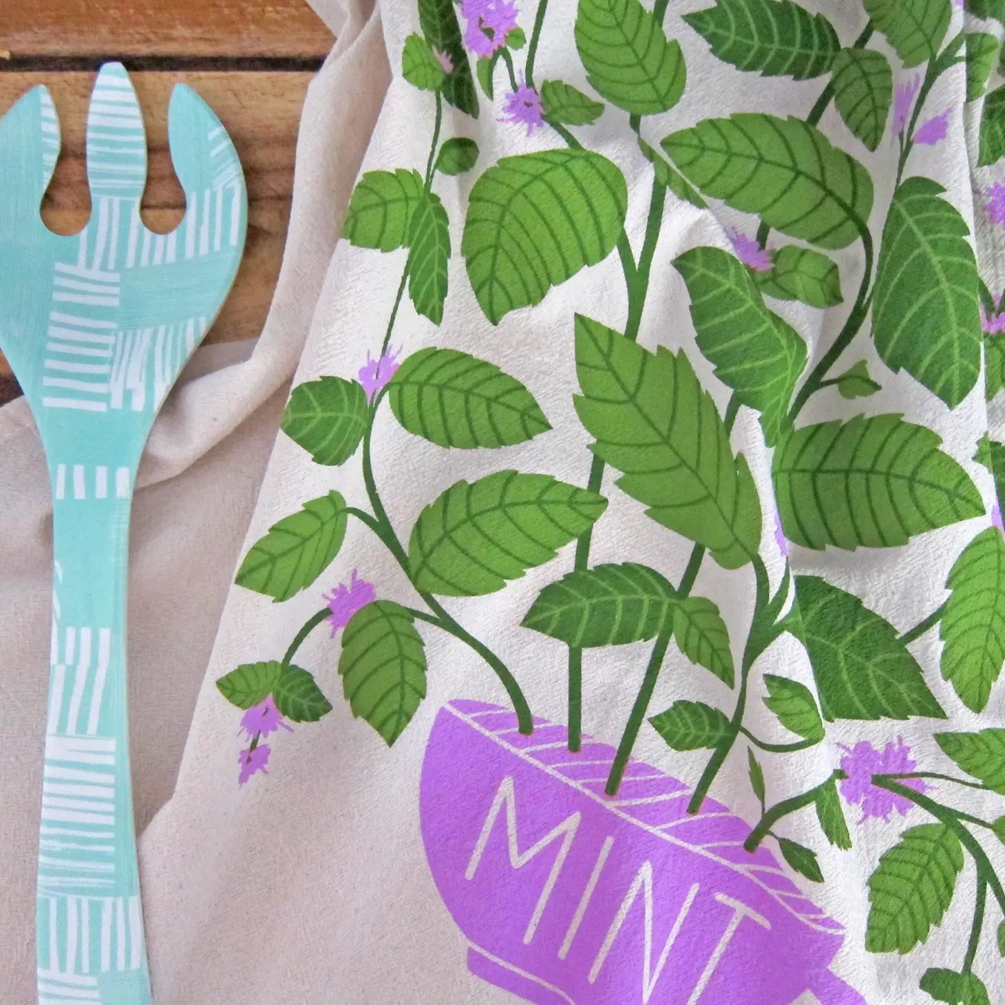 This dish towel gift sets are packaged up ready for gifting! The I Lilac Purple set contains 2 100% cotton, unbleached kitchen towels: Lilac & Mint