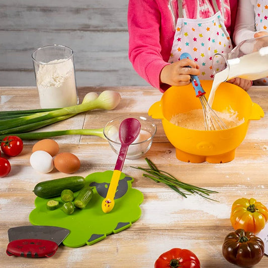 Consisting of a non-slip bowl, an ergonomically-shaped whisk and a handy spoon, this animal-themed triplet turns each food preparation chore into an exciting game! Whether it’s whisking eggs for yummy pancakes, or preparing the batter for a tasty tray bake. 