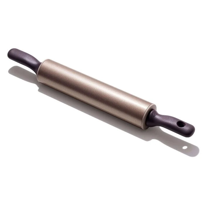  The OXO Good Grips Non-Stick Steel Rolling Pin is about to become your kitchen BFF for everything from cookie-making adventures with the kiddos to epic pizza parties! This superstar comes dressed in a slick ILAG non-stick coating that tells dough, "No sticking allowed!" 