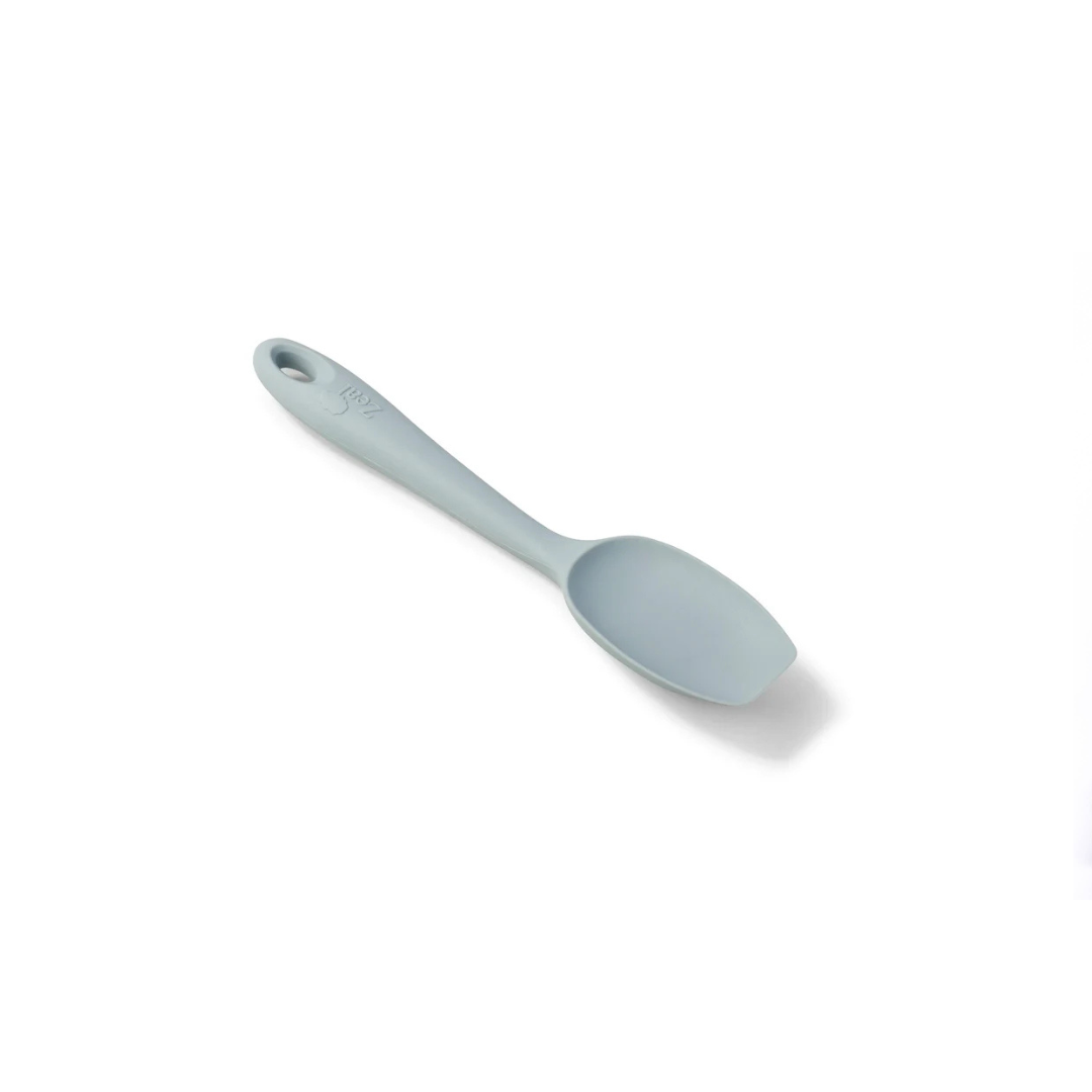 Meet your new kitchen essential—the Silicone Spoonula in Coastal Grey! This clever hybrid of a spoon and spatula is designed for ultimate versatility, making stirring, scraping, mixing, and baking a breeze. 