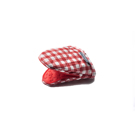 The Red Gingham Silicone Mini Oven Glove by Zeal is a kitchen essential that packs a punch in both style and function! This compact, non-bulky mitt slips easily over your hand, offering heat protection while handling hot pans, trays, or plates.