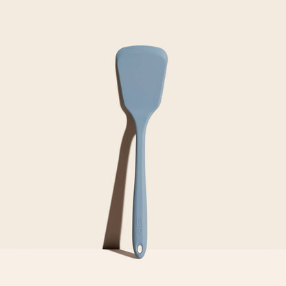 Meet your new kitchen powerhouse—the Ultimate Turner - Slate! Designed for lifting, flipping, and serving hefty foods with ease, this turner is built with a sturdy core for strength and a slightly flexible tip for precision. Whether you're tackling a sizzling BBQ feast, dishing up gooey lasagna, or stacking sky-high pancakes, this tool has the durability and versatility to handle it all. 