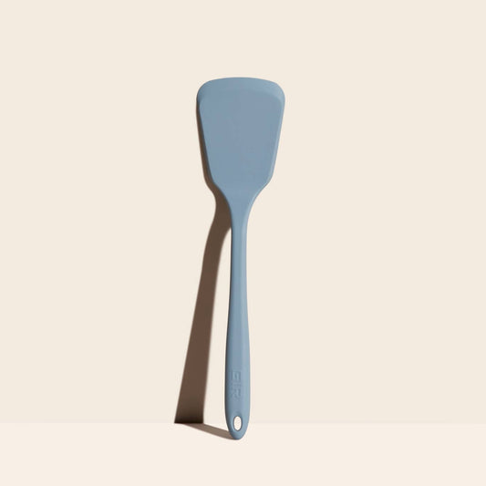 Meet your new kitchen powerhouse—the Ultimate Turner - Slate! Designed for lifting, flipping, and serving hefty foods with ease, this turner is built with a sturdy core for strength and a slightly flexible tip for precision. Whether you're tackling a sizzling BBQ feast, dishing up gooey lasagna, or stacking sky-high pancakes, this tool has the durability and versatility to handle it all. 