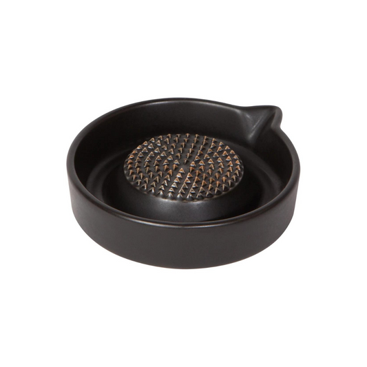 Make your kitchen safer and easier with a ceramic Ginger Grater. The simple design makes it able to store the juices and food inside the grater and makes zesting, mincing, shredding or mincing food items safer for everyone. Works perfectly for grating garlic, cinnamon sticks or chocolate.
