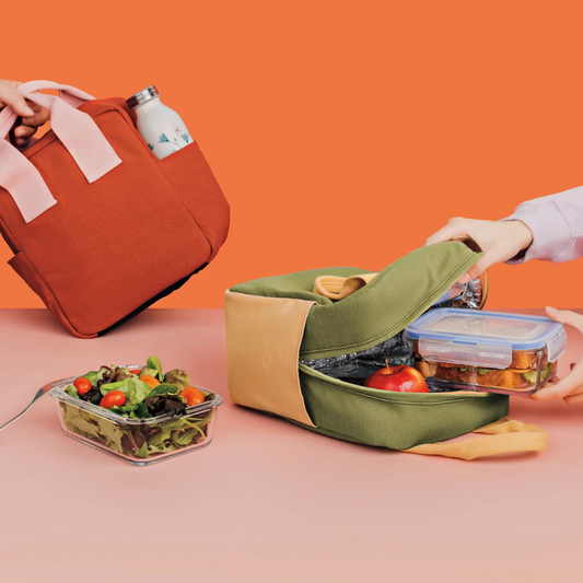 Brighten up your workweek with the Cantaloupe Lunch Tote! Perfect for your Monday to Friday routine, this tote keeps your containers and cutlery secure with a handy zipper, while the sturdy straps make it easy to carry from home to office and everywhere in between.