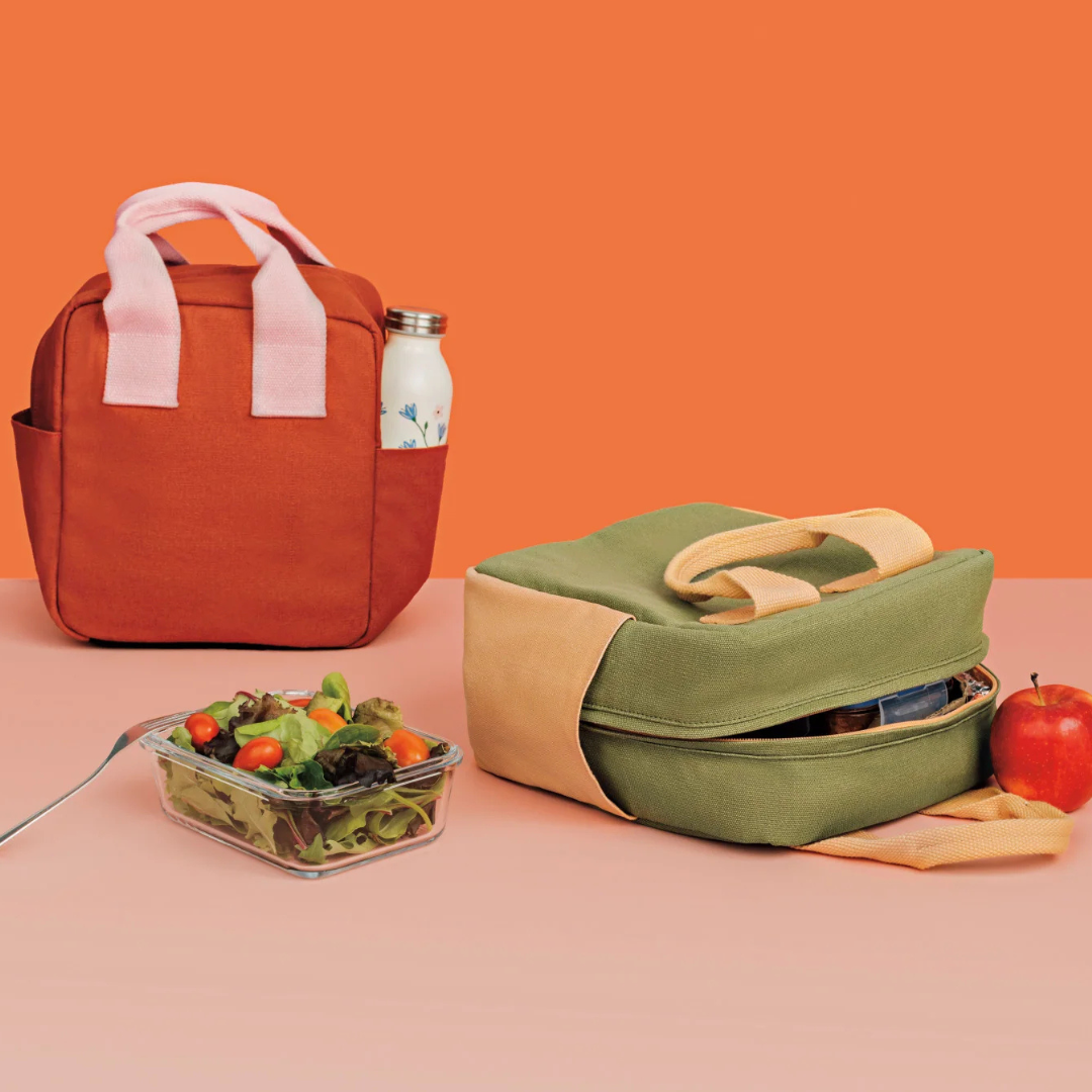 Brighten up your workweek with the Cantaloupe Lunch Tote! Perfect for your Monday to Friday routine, this tote keeps your containers and cutlery secure with a handy zipper, while the sturdy straps make it easy to carry from home to office and everywhere in between.