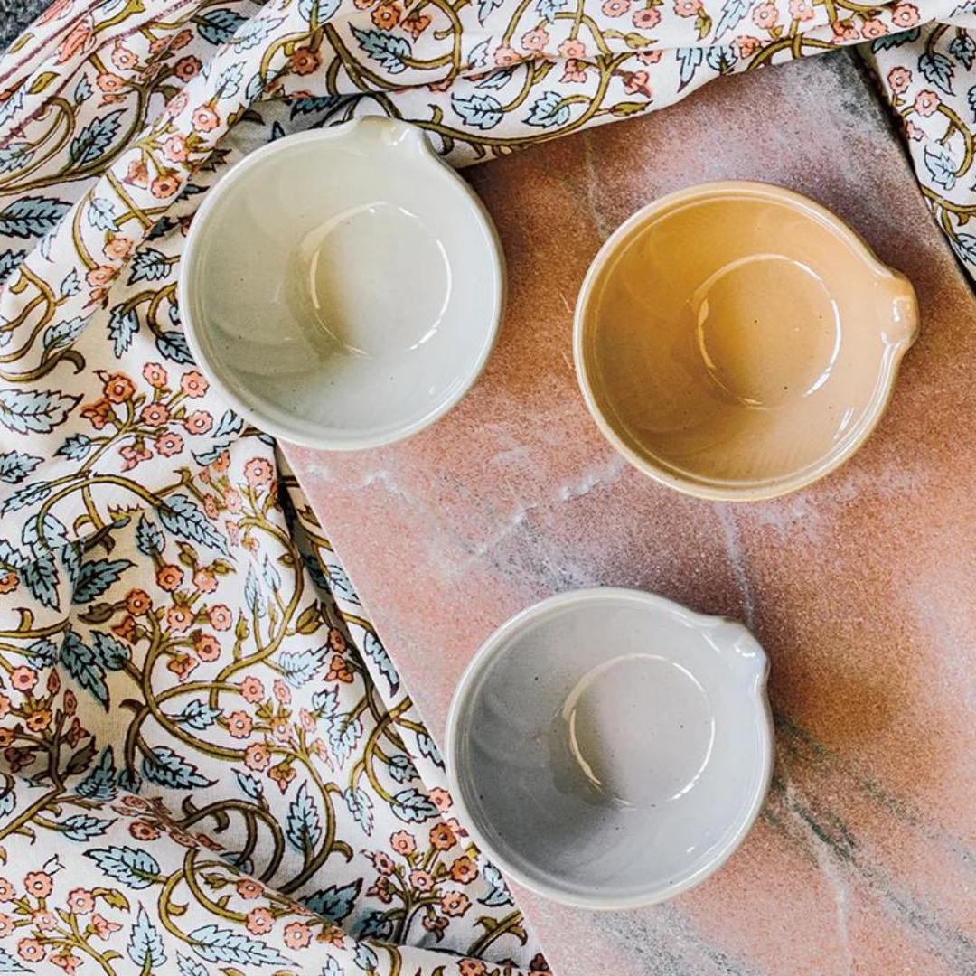 Mini stoneware bowls comes with easy-pour spout and in a set of three.  Beautiful stone colors to match any kitchen setting.