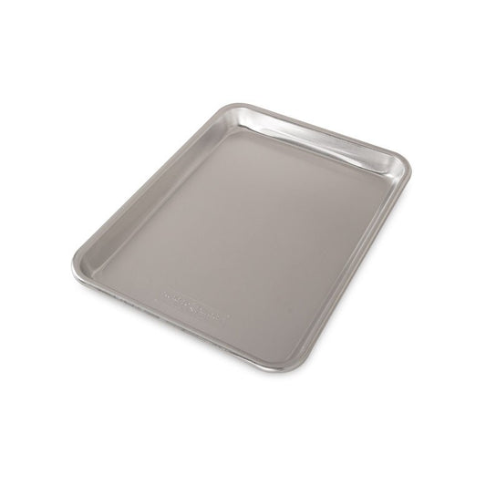 Natural aluminum Baker's Quarter Sheet is a true kitchen workhorse. Bake small batch brownies, cookies, and bars or use it for baking or reheating small meals. It's the perfect tool for rotating appetizers in and out of the oven when entertaining and even becomes an easy serving or lunch tray. You won't believe all the ways you will use your Quarter sheet.